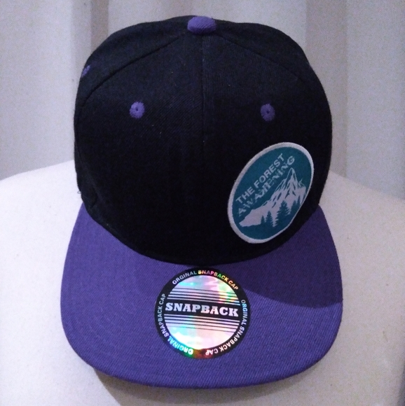 Forest awakening snapback in black and purple. Adjustable back - Picture 8 of 11